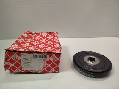 une boîte rouge et blanche posée sur une table, à côté d'un objet noir et blanc