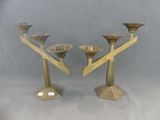 trois bougies posées sur une table
