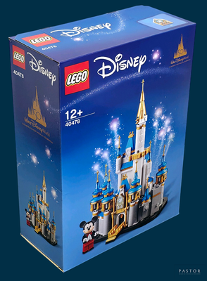 une boîte contenant des kits Lego « Château Disney » sur fond bleu