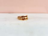une bague en or posée sur un comptoir en marbre
