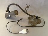 une image représentant une lampe à laquelle est attaché un cordon
