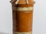 une image représentant un vase marron muni d'un couvercle, sur fond blanc