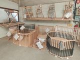 de nombreuses chaises et tables en bois dans une pièce