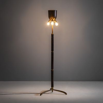 une image représentant une lampe posée sur un pied dans une pièce