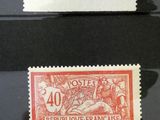 quatre types différents de timbres exposés dans une vitrine