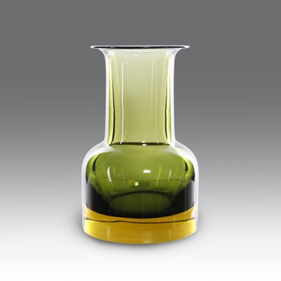un vase en verre vert avec un socle doré sur fond gris