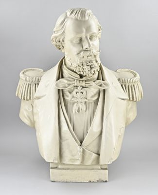 une image représentant le buste d'un homme barbu portant un nœud papillon