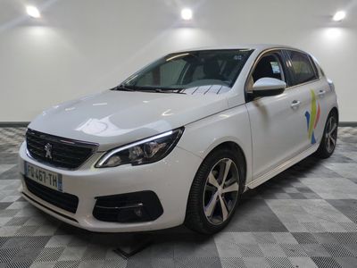 la voiture blanche est garée sur le sol à carreaux d'une pièce