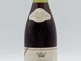 l'image d'une bouteille de vin posée sur une table