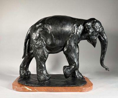 statue d'un éléphant posée sur un socle en marbre, sur fond blanc