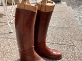 une paire de bottes marron posée par terre