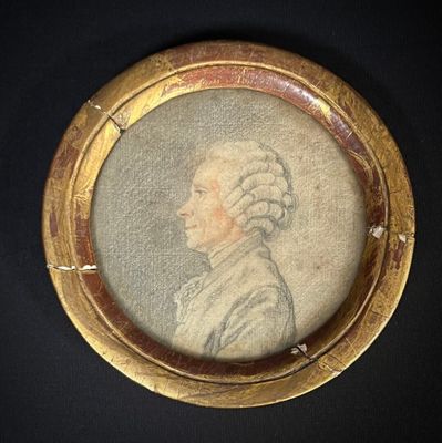 portrait d'une femme en robe blanche, dans un cadre doré, sur fond noir