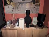 une photo d'une pièce avec une table, des chaises et un tableau accroché au mur