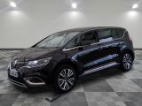 Un SUV Volkswagen noir est garé dans une grande pièce.