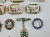 a lot of brooches that are sitting on a table