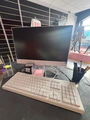 un clavier et un écran posés sur un bureau devant une fenêtre