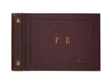 un vieux livre sur lequel figurent les initiales « f e » et « f e »