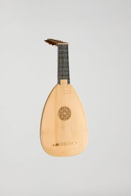 un petit instrument en bois suspendu au plafond