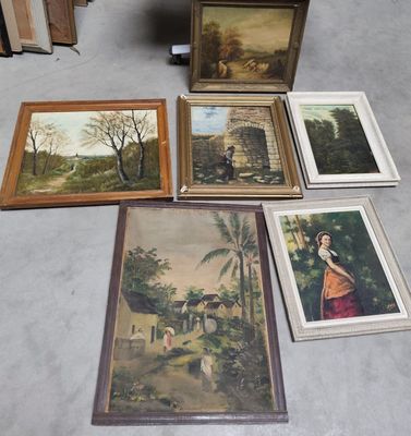 plusieurs tableaux, encadrés ou non, posés à même le sol d'une pièce