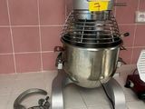 une photo d'un mixeur posé sur un plan de travail dans une cuisine
