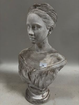 une statue de femme assise sur une table