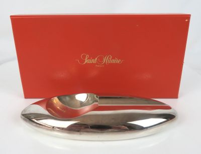 une image représentant une boîte rouge contenant une cuillère en argent