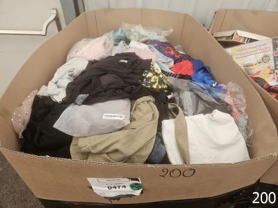 une boîte en carton remplie de vêtements et d'autres objets