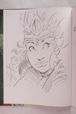 Quelqu'un est en train de dessiner une femme avec une couronne sur la tête
