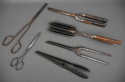 Lot de fers à friser anciens et divers.