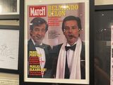la photo d'un homme en smoking en couverture d'un magazine