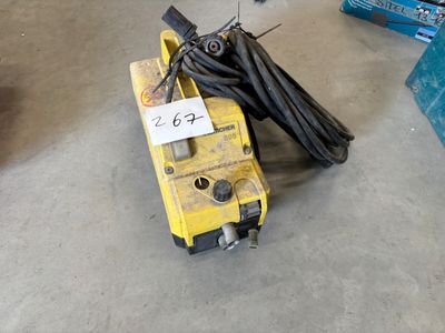 l'image d'une machine posée sur le sol