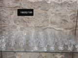 une étagère en verre sur laquelle sont posés plusieurs verres