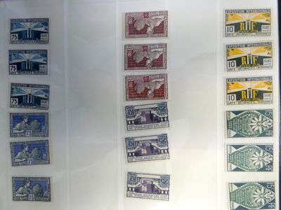 de nombreux timbres différents exposés dans une vitrine