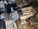 un tas de bric-à-brac dans un garage, avec un évier et d'autres objets
