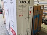 une pile de boîtes empilées les unes sur les autres