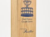 une boîte en bois avec une bouteille de vin à l'intérieur