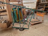 un chariot à roulettes sur lequel repose une grosse planche de bois