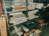 beaucoup de boîtes et de cartons sur les étagères de la pièce