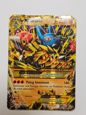 gros plan d'une carte pokemon sur une table