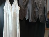deux costumes et une robe exposés dans une pièce