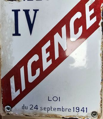 une affiche accrochée au mur sur laquelle on peut lire « licence »