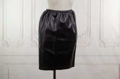 une jupe en cuir noir sur un mannequin, un mannequin, un mannequin, un mannequin, un mannequin, un mannequin, un mannequin, un mannequin
