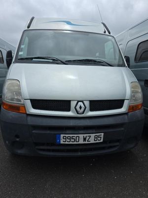 une camionnette blanche garée dans un parking