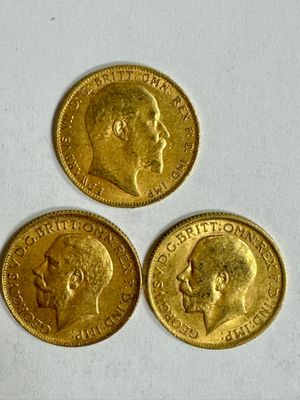 trois pièces d'or portant l'image d'un homme et d'une femme