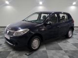 la photo d'une voiture bleue garée dans un garage