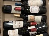 plusieurs bouteilles de vin dans une caisse sur la table