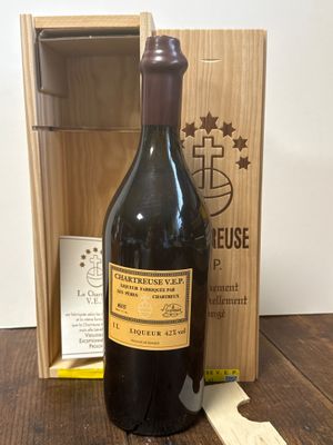 une bouteille de vin posée à côté d'une caisse en bois