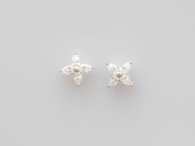 une paire de boucles d'oreilles en diamant sur fond blanc