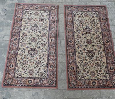deux tapis posés par terre l'un à côté de l'autre
