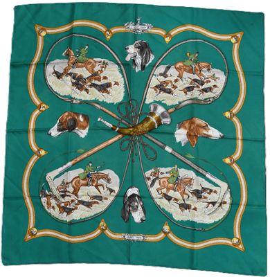 foulard carré en soie verte orné de chevaux et de jockeys